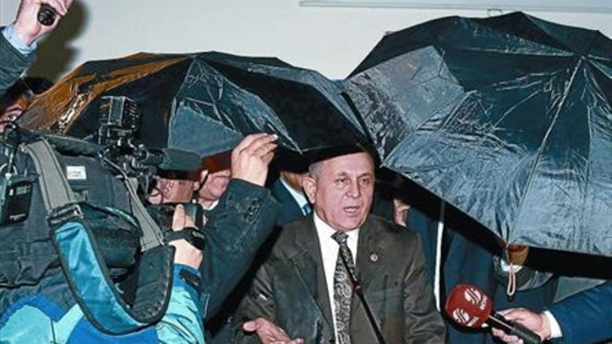 A cubierto 8 El parlamentario Burhan Kuzu, protegido por un paraguas, para evitar los huevos en Ankara.