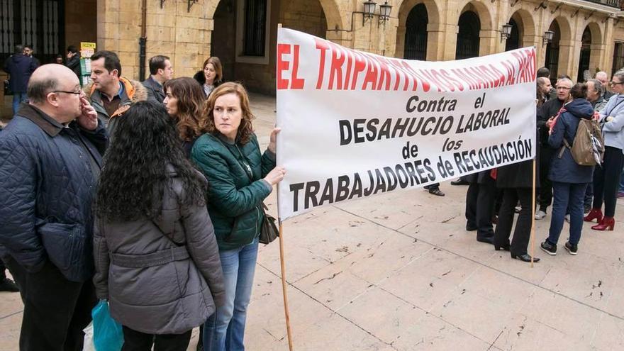 Movilización, ayer, de los trabajadores de Recaudación frente al Ayuntamiento.