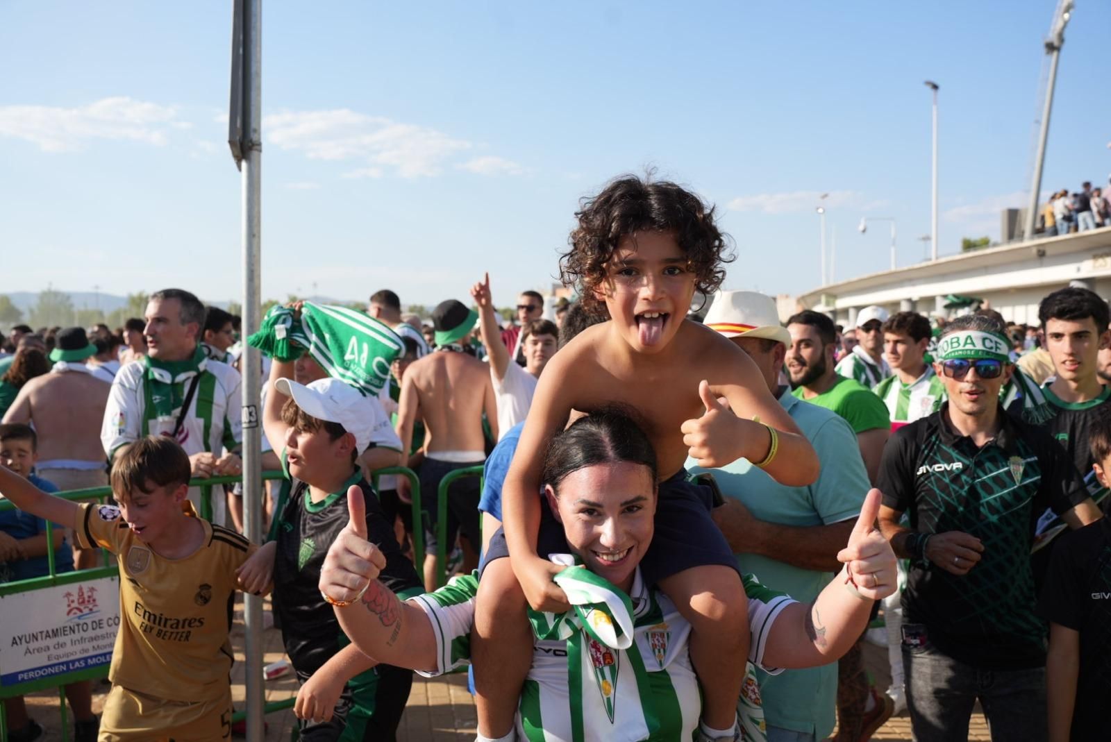 Así recibió la afición del Córdoba CF al autobús del equipo en El Arenal