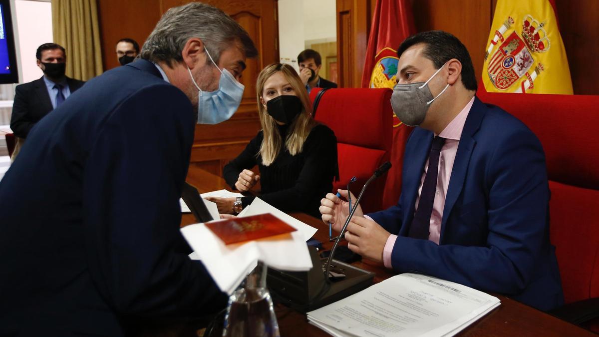 El alcalde José María Bellido conversa con Miguel Ángel Torrico, durante un pleno de la pandemia.