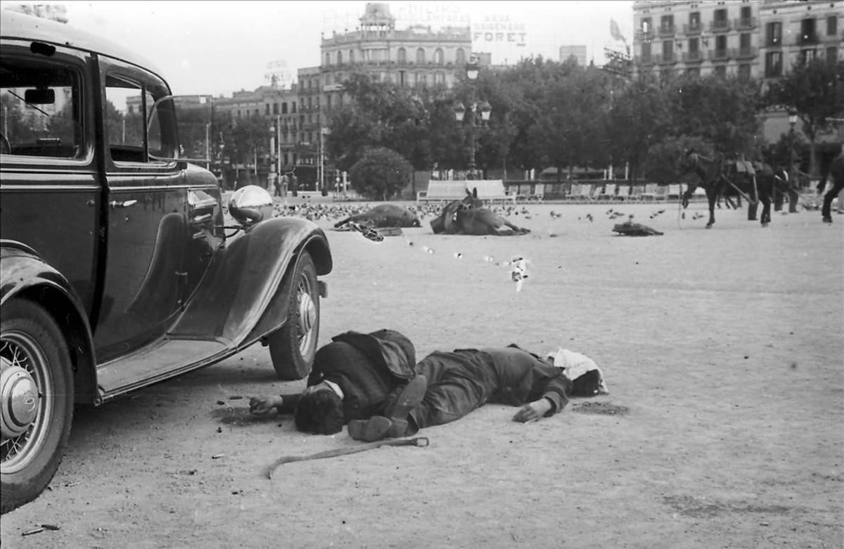 ’Muertos en la plaza de Catalunya’, instantánea tomada por Agustí Centelles el 19 de julio de 1936.