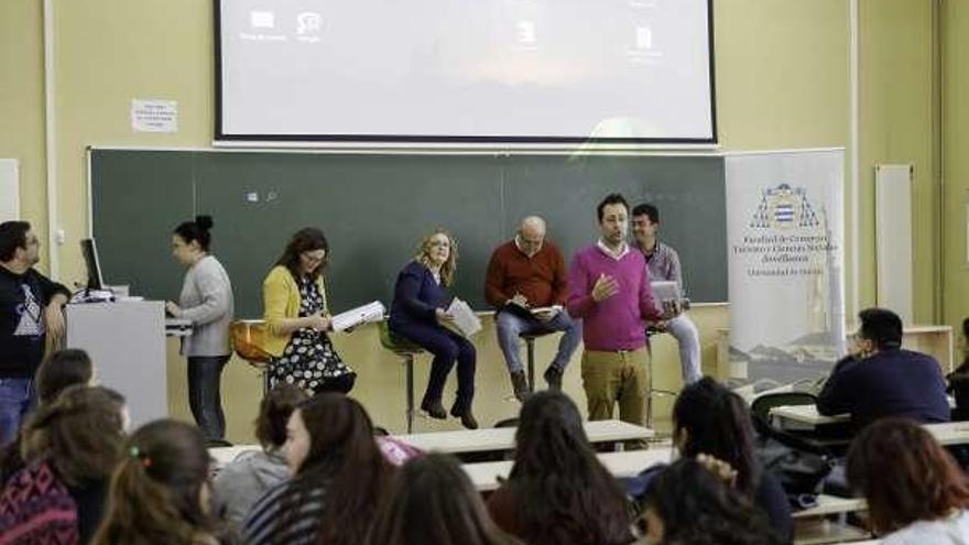 Ponentes y asistentes a la mesa redonda.