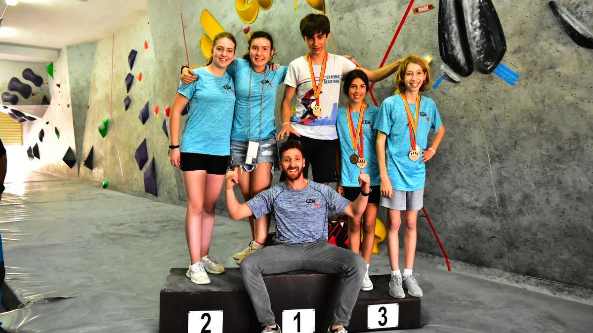 Los jóvenes escaladores del Club de Escalada de Eivissa (CEM), en el podio de la Copa Balear.