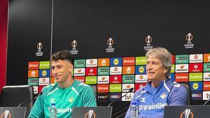 Manuel Pellegrini y Marc Roca, en la rueda de prensa previa del Braga-Betis