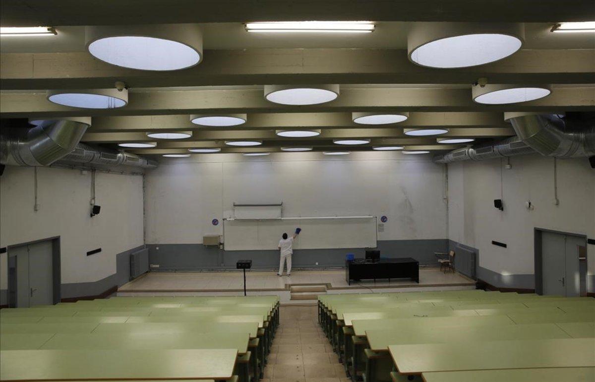 Una aula vacía en la Facultad de Economía y Empresa de Barcelona.