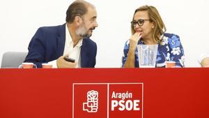 Javier Lambán conversa con Mayte Pérez, en la Ejecutiva del PSOE que ha aprobado que sean senador autonómico y portavoz parlamentaria.