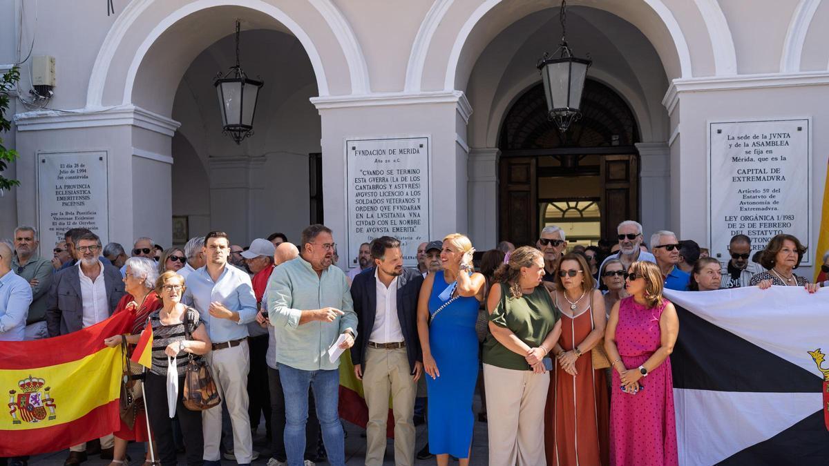 Banderas de España y Ceuta, representantes políticos y numerosos vecinos durante la concentración celebrada en Mérida para mostrar su apoyo al pueblo ceutí.