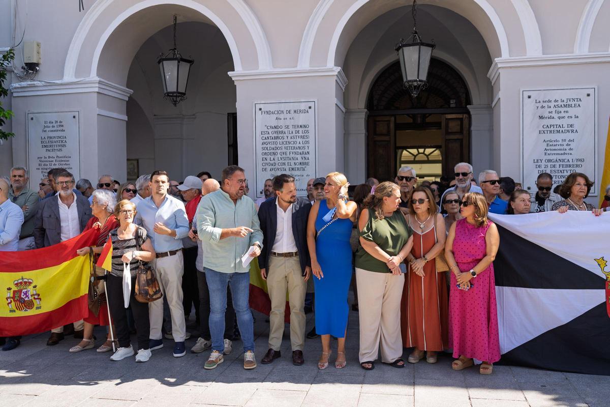 Banderas de España y Ceuta, representantes políticos y numerosos vecinos durante la concentración celebrada en Mérida para mostrar su apoyo al pueblo ceutí.