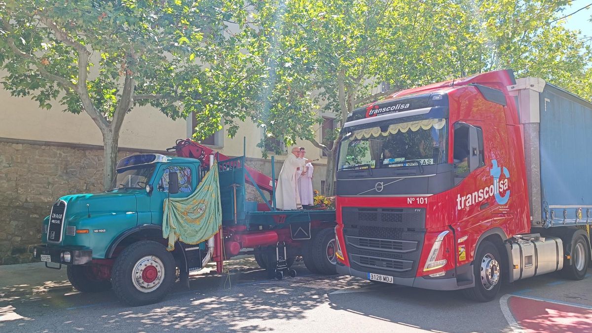 Benedicció d'un camió per part del mossèn a la plaça del Camp de Solsona