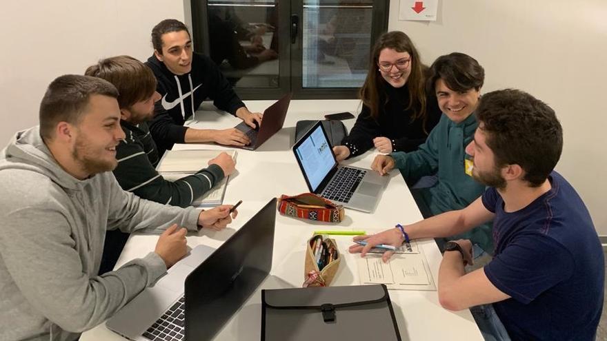 Alumnos de Magisterio del CEU trabajando en el proyecto del Manual de Ortografía.