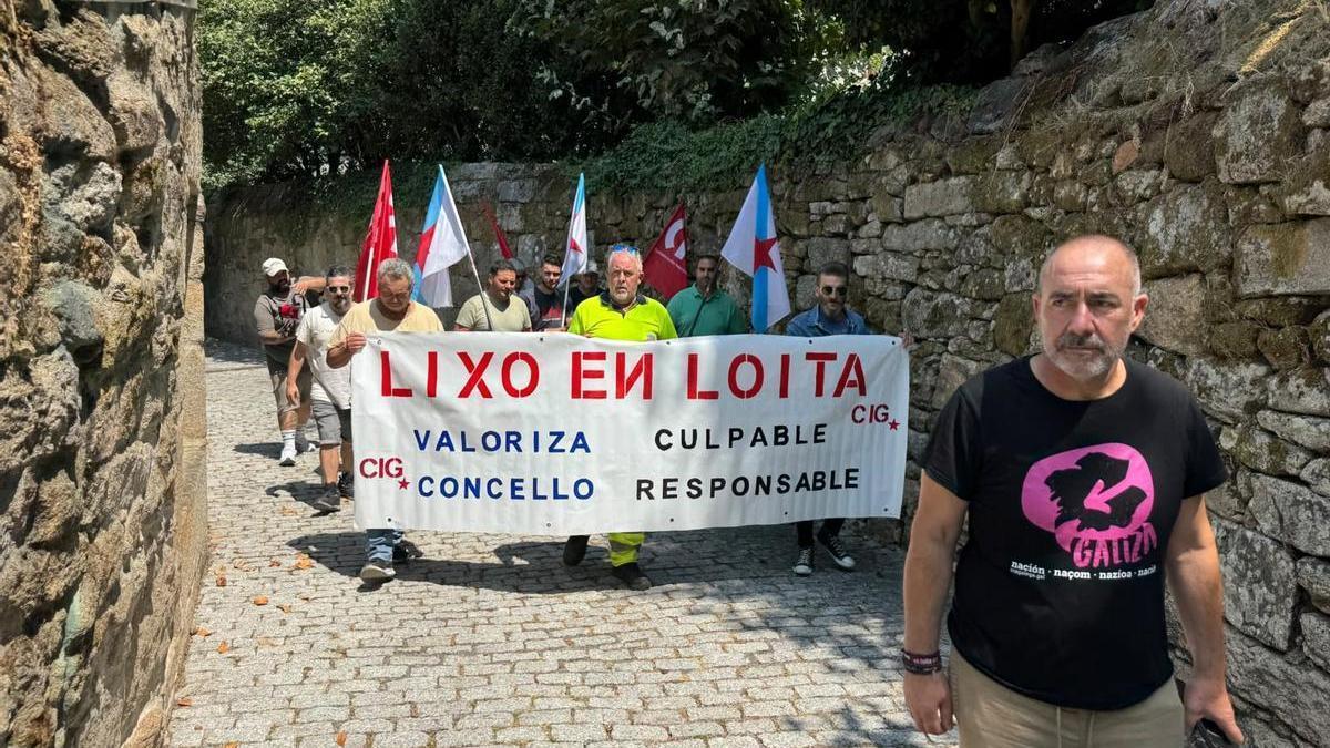 Trabajadores en su concentración en la sede comarcal, el miércoles.