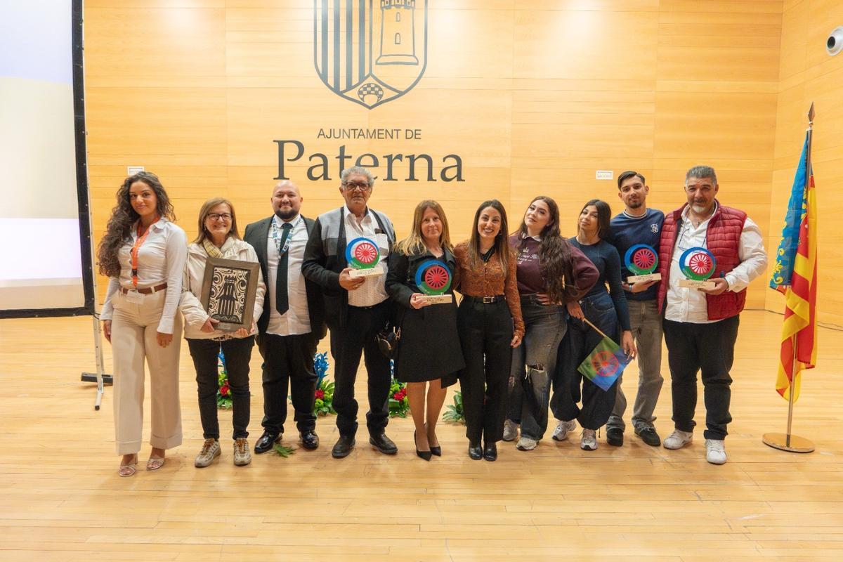 La Teniente Alcalde Isabel Segura junto a los galardonados en el acto con motivo del Día Mundial del Pueblo Gitano en Paterna.