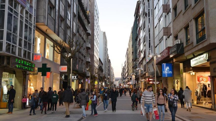 Gente paseando por la zona peatonal de la calle Benito Corbal.