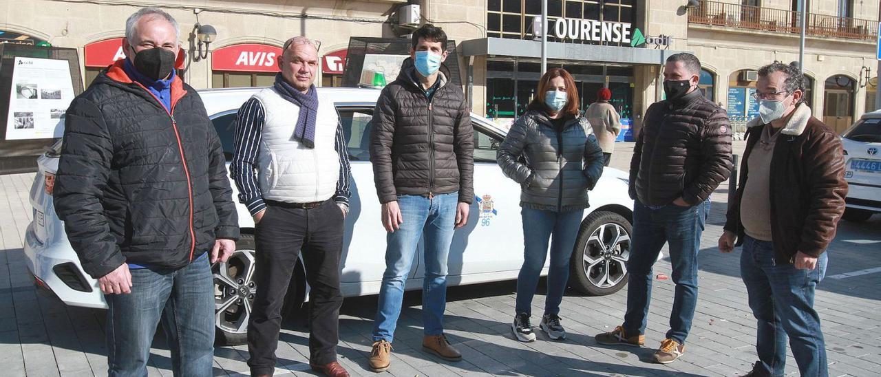 Un grupo de taxistas -en el medio, el presidente-, en la estación intermodal de Ourense.