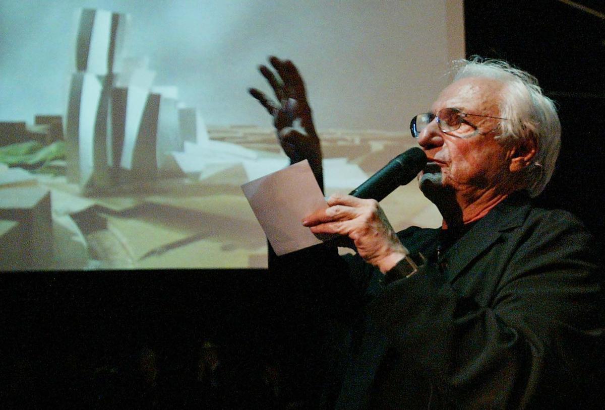 El arquitecto Frank Gehry y el entonces alcalde de Barcelona, Joan Clos, muestran la maqueta del edificio proyectado en la zona de La Sagrera, donde se ubicará el futuro Museo de la Movilidad.
Barcelona, 20 de mayo de 2004.