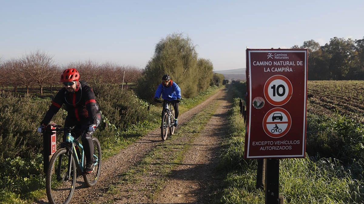 Ciclistas en la Vía Verde de La Campiña.