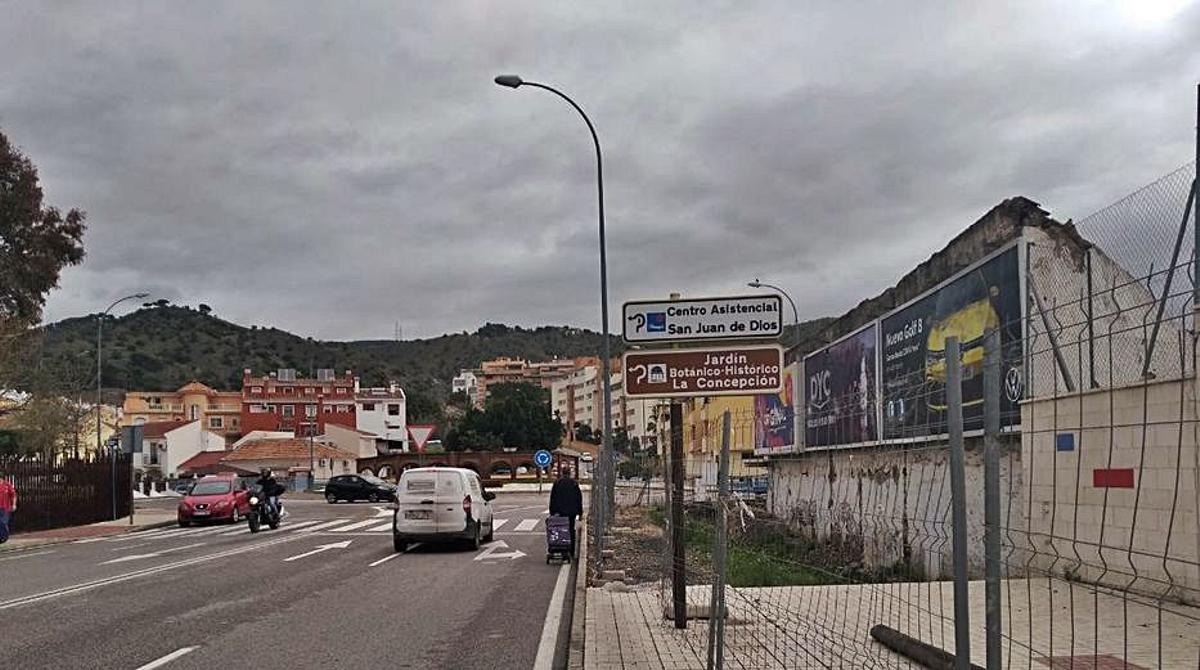 Peatones por la calzada con un carrito de la compra.