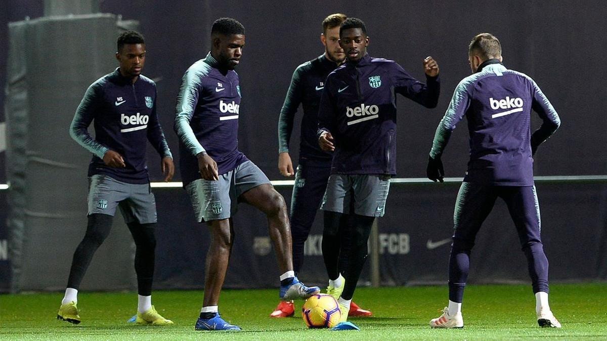 Umtiti y Dembélé, en el entrenamiento del Barcelona en la ciudad deportiva de Sant Joan Despí.