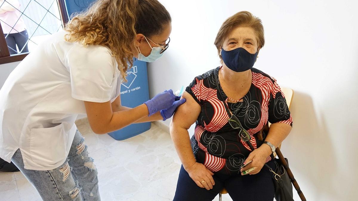 Una enfermera vacuna a una mujer en la pasada campaña de vacunación en Coín.