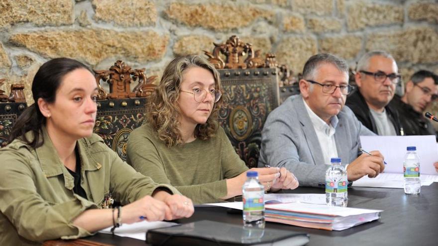 Manuel Cuíña, en el pleno de esta mañana, junto a las tenientes de alcalde Mónica González y Ángela Troitiño.