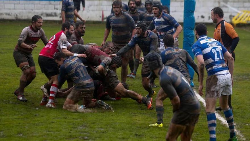 Una acción del partido del Oxigar Belenos ayer en el Muro de Zaro.