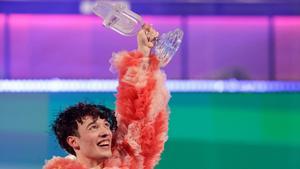 Nemo, representante de Suiza, sostiene el micrófono de cristal tras proclamarse ganador de Eurovisión 2024.