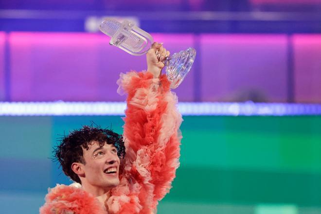 Nemo, representante de Suiza, sostiene el micrófono de cristal tras proclamarse ganador de Eurovisión 2024.