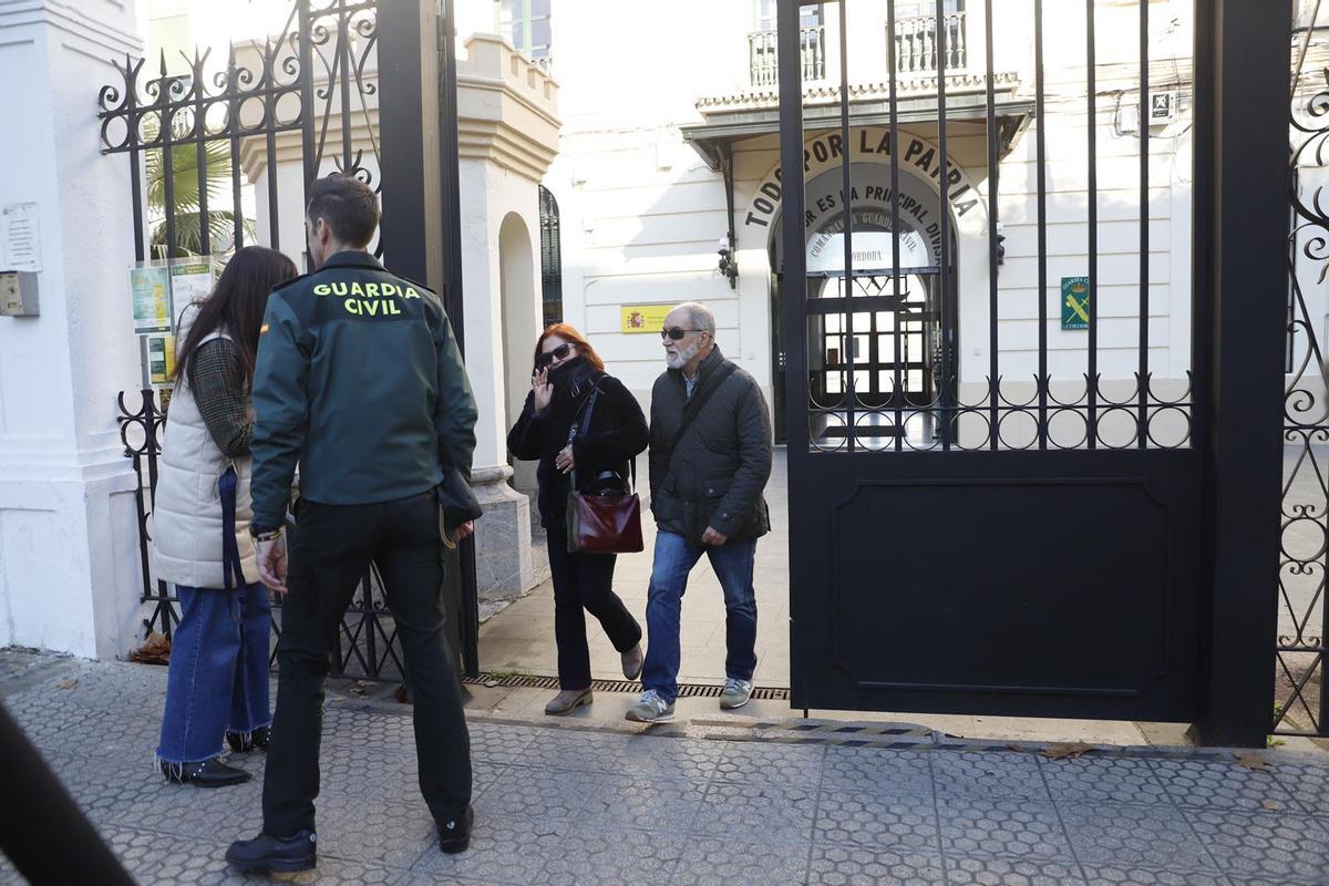 Familiares de las víctimas del accidente ferroviario de Adamuz, en la Comandancia de la Guardia Civil