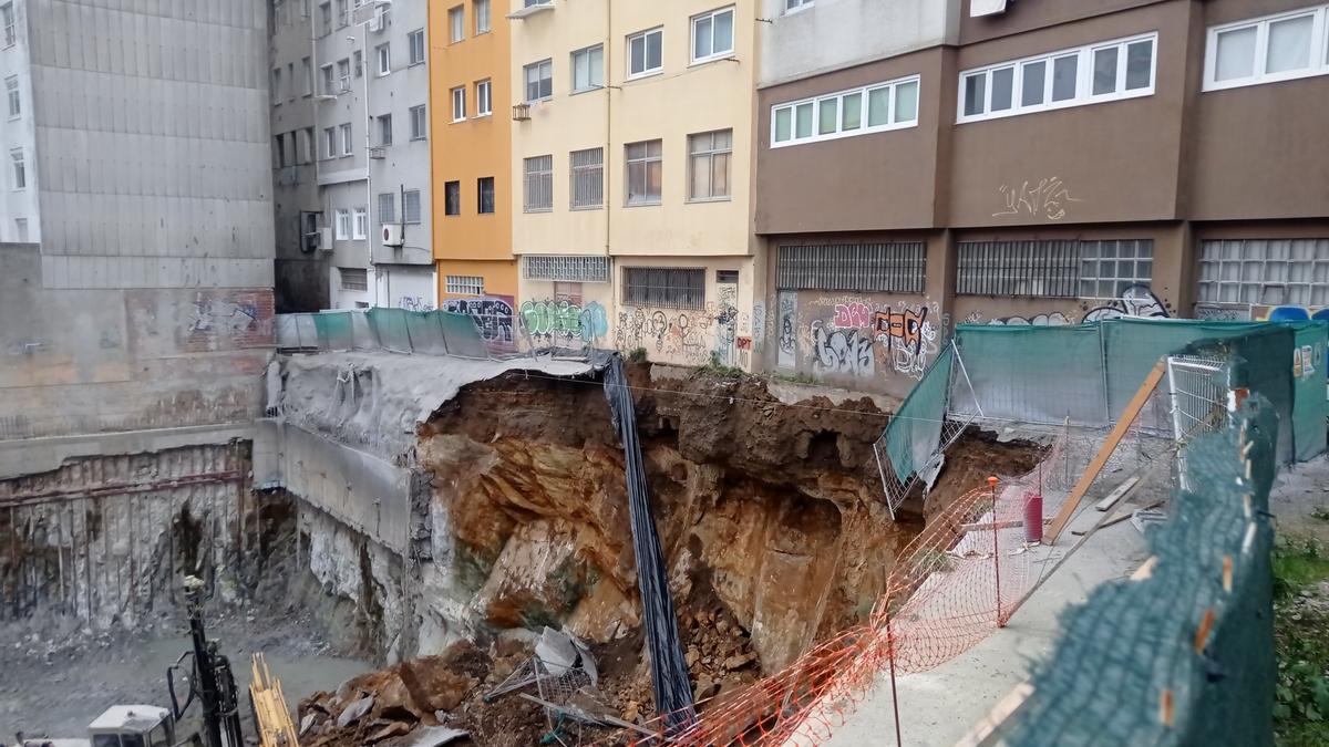 Derrumbe en una obra en la calle Rey Abdullah de A Coruña.