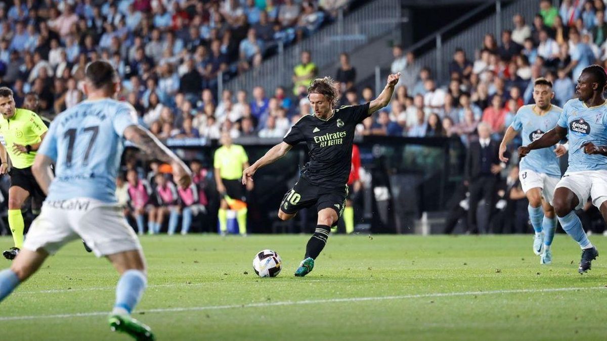 Luka Modric dispara en la jugada del gol del croata en Balaídos.
