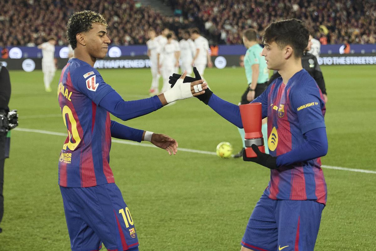 FC Barcelona vs Osasuna Foto: Dani Barbeito Partido de la liga EA Sports Spotify Camp Nou. lamine yamal . pedri gonzalez. barça. liga españa 2025/2026 barça . osasuna. 16. deportiva trofeo mvp mes. spotify camp nou