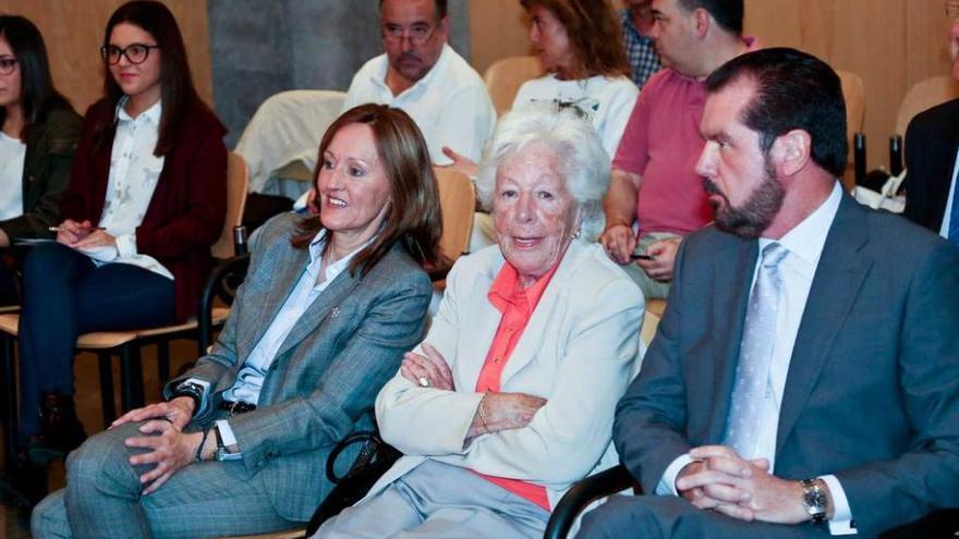 Henar Ortiz, Menchu Álvarez del Valle y Jesús Ortiz, en el banquillo.