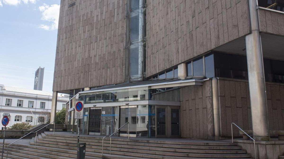 Entrada de los juzgados de la calle Monforte, en A Coruña.