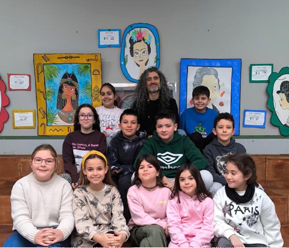 Los alumnos de O Mar de Sentimentos del Ceip de Caión, con su profesor Jose Carballido.