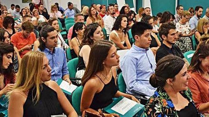 La sala d&#039;actes de la FUB es va omplir en l&#039;acte de graduació