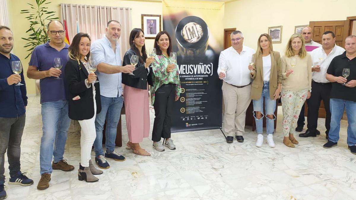 Los participantes en la presentación de Meus Viños brindan con una copa de albariño.  | // CEDIDA