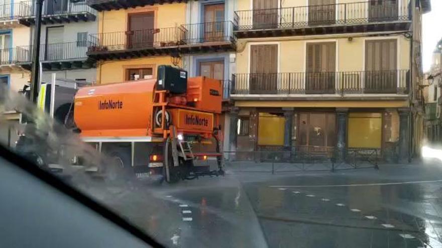 Así es el camión cisterna que estará este sábado desinfectando las calles de A Coruña