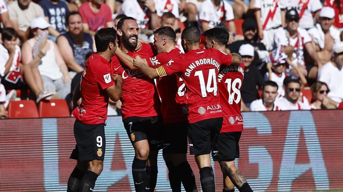 Los jugadores del Mallorca celebran el gol de Muriqi ante el Rayo Vallecano.