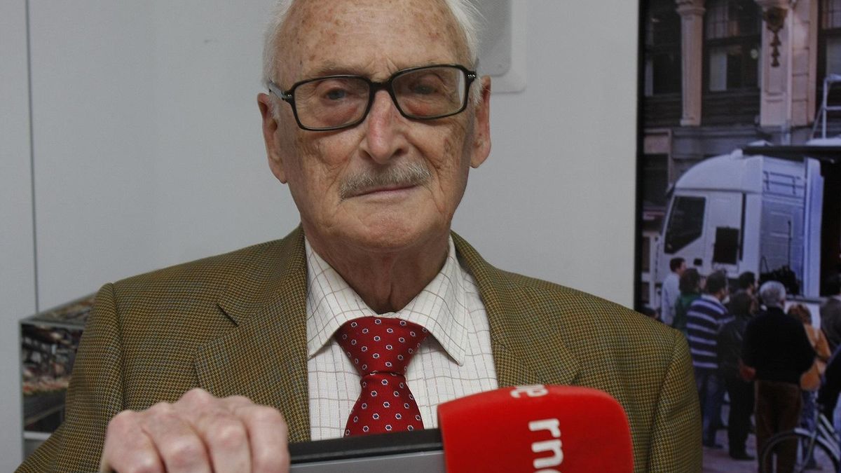 Guillermo Jiménez Smerdou en 2012, con un micrófono de Radio Nacional de España.