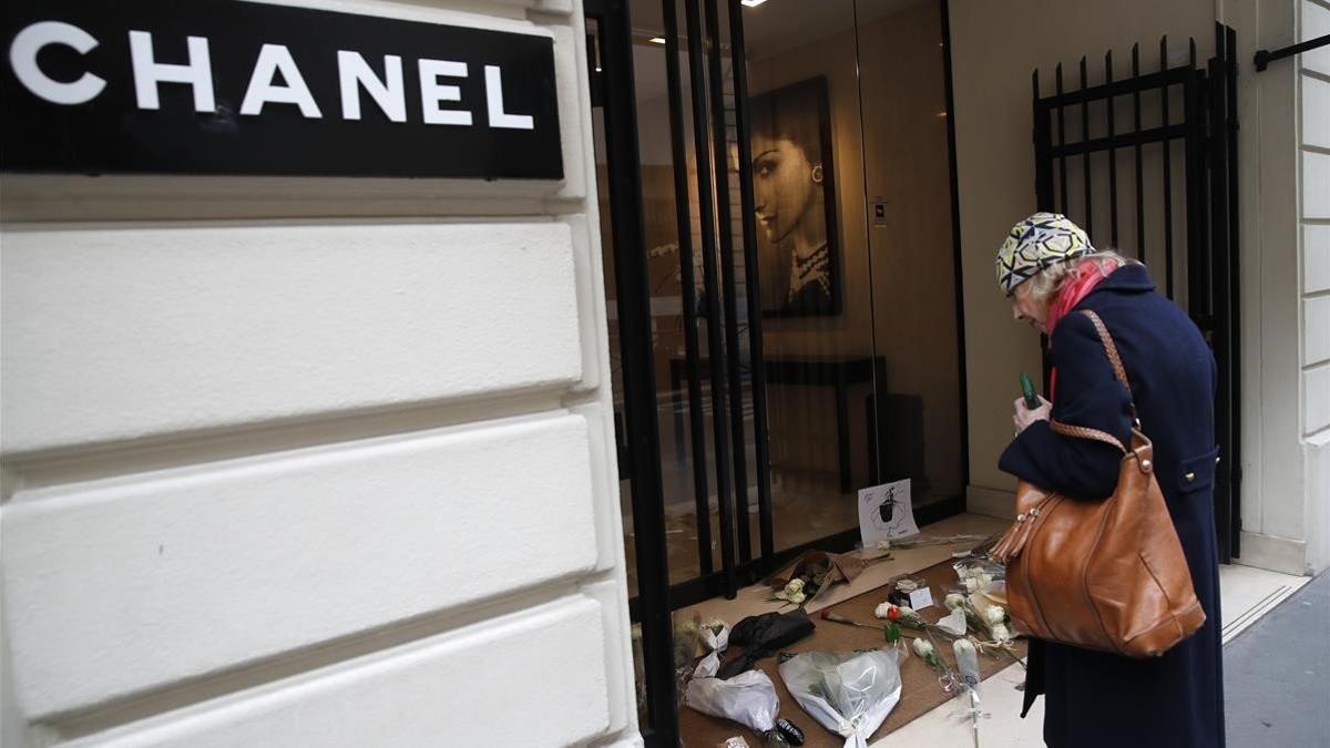 lmmarco47032524 a woman watches flowers at the entrance of chanel headquarte190220175250