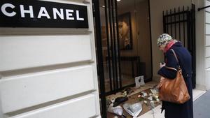 lmmarco47032524 a woman watches flowers at the entrance of chanel headquarte190220175250