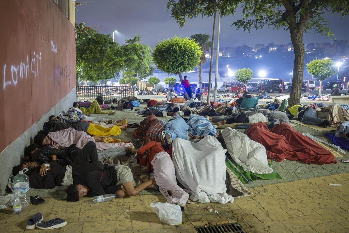 Decenas de migrantes siguen durmiendo en los alrededores de Loma Colmenar (Ceuta) Decenas de migrantes siguen durmiendo en los alrededores de Loma Colmenar (Ceuta)