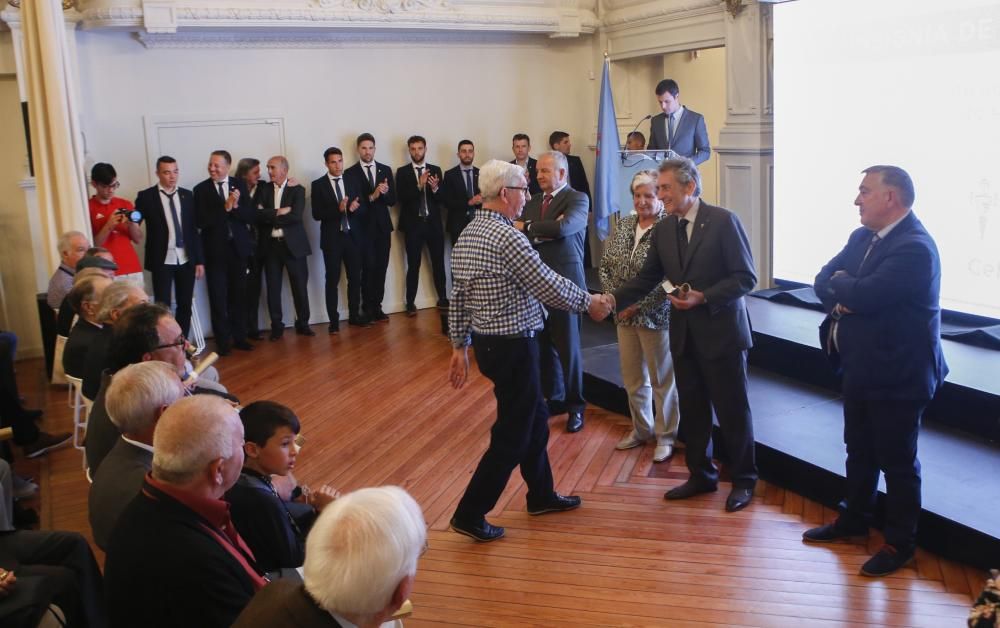 El acto de entrega de las insignias de oro a los socios del Celta // R. Grobas