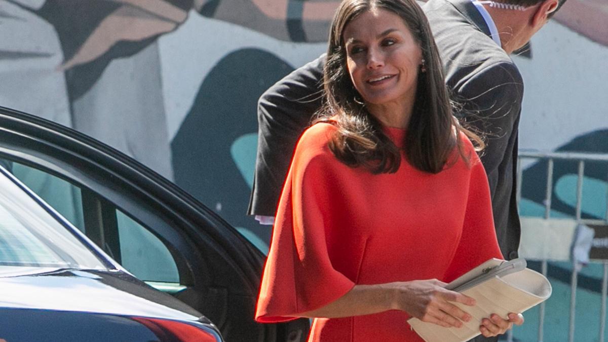 La reina Letizia con vestido rojo de Carolina Herrera en los Premios Nacionales de Investigación 2021