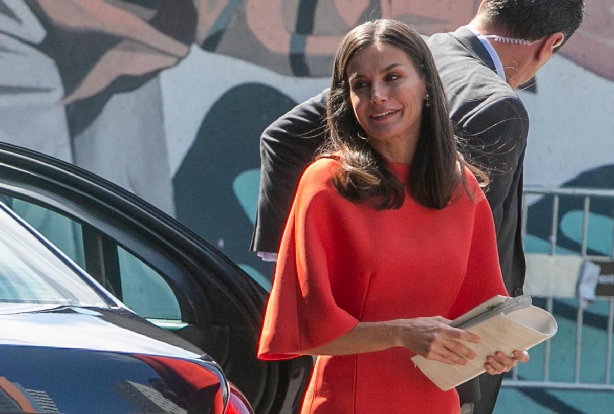 La reina Letizia con vestido rojo de Carolina Herrera en los Premios Nacionales de Investigación 2021