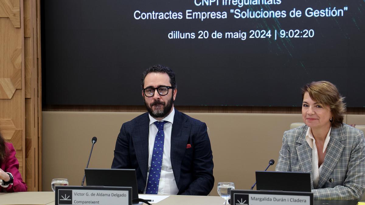 Víctor de Aldama, sentado junto a la secretaria de la comisión y diputada regional del PP Margalida Durán, comparece ante la comisión no permanente de investigación en el Parlament balear, a 20 de mayo de 2024, en Pa