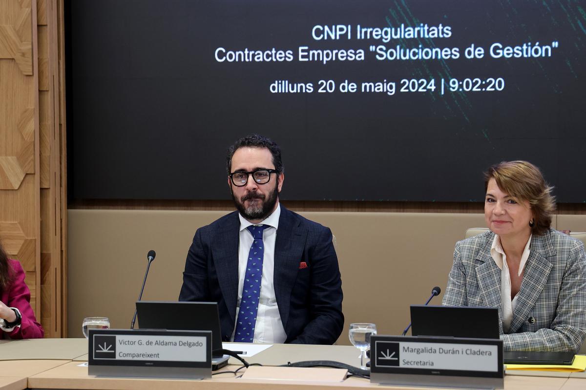 Víctor de Aldama, sentado junto a la secretaria de la comisión y diputada regional del PP Margalida Durán, comparece ante la comisión no permanente de investigación en el Parlament balear, a 20 de mayo de 2024, en Pa