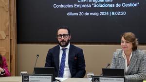 Archivo - El presidente del Zamaro CF, Víctor de Aldama, sentado junto a la secretaria de la comisión y diputada regional del PP Margalida Durán, comparece ante la comisión no permanente de investigación en el Parlament balear, a 20 de mayo de 2024, en Pa