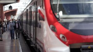 Varios pasajeros esperan en uno de los andenes de la estación de Chamartín.