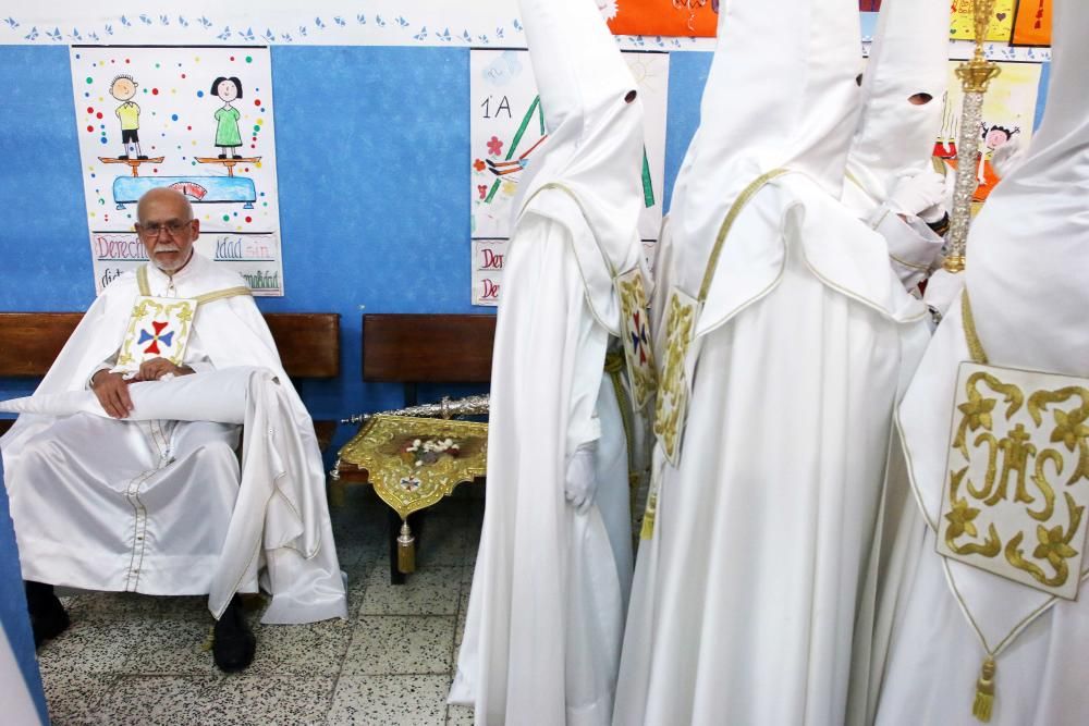 Lunes Santo | Preparativos y nervios en los nazarenos del Cautivo